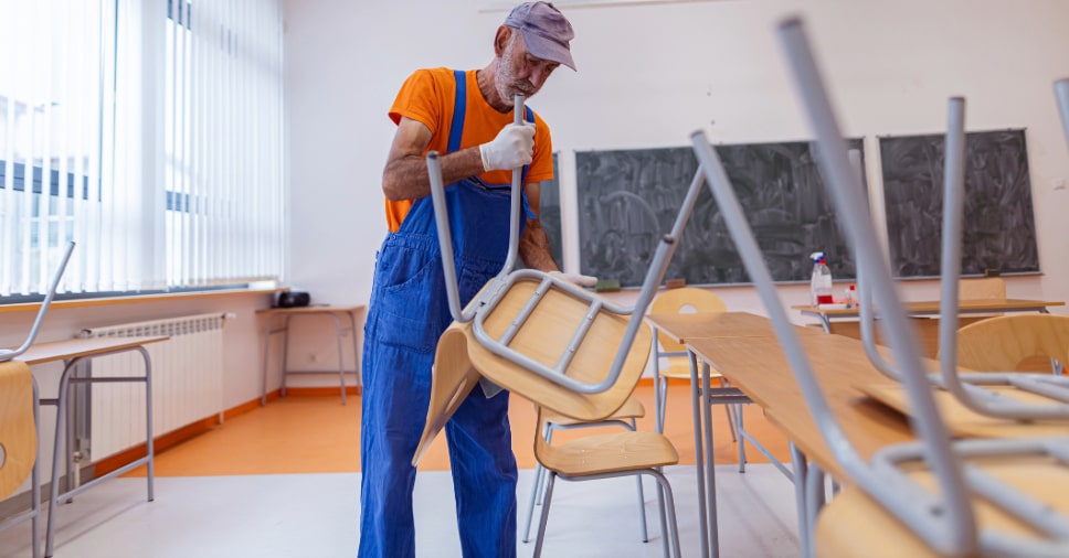 Homem fazendo limpeza de escola.