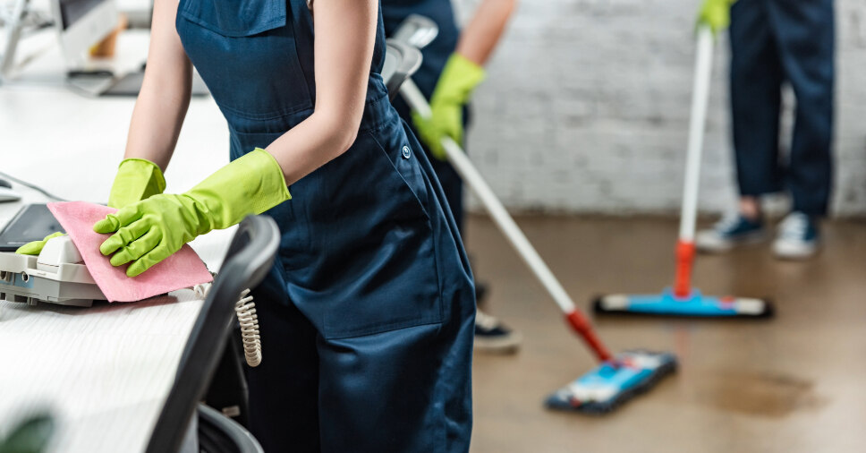 Profissional da limpeza fazendo higienização de ambiente. Entenda mais sobre a terceirização de trabalho!