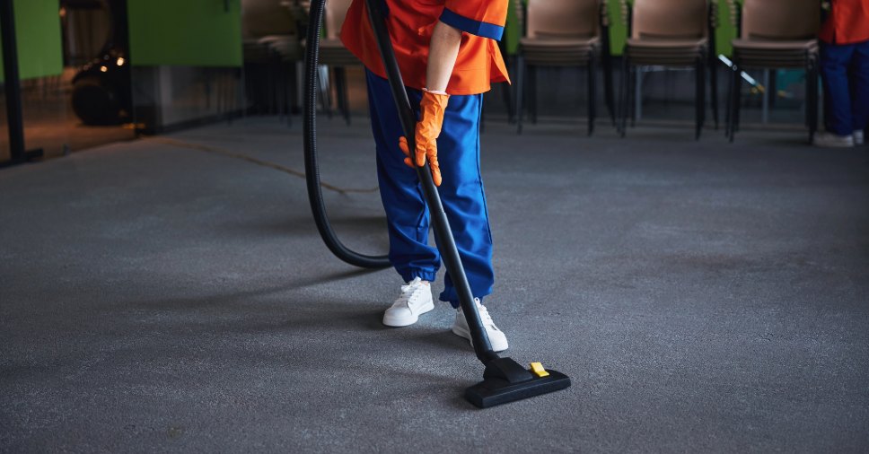 Limpeza com equipe profissional e benefícios do carpete higienizado em escritórios.