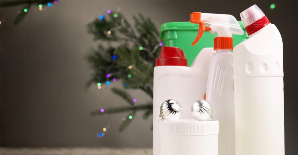 Produtos separados para fazer a limpeza de fim de ano na empresa.