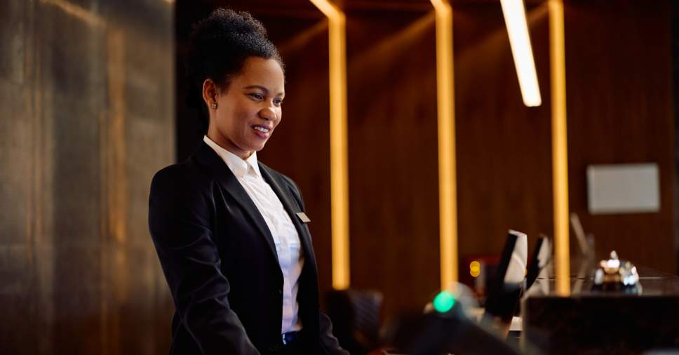 Recepcionista terceirizada fazendo a recepção para eventos de fim de ano