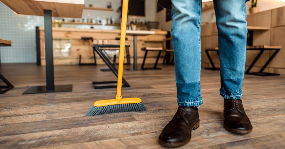 Homem fazendo checklist de limpeza empresarial para orientar a organização do ambiente.