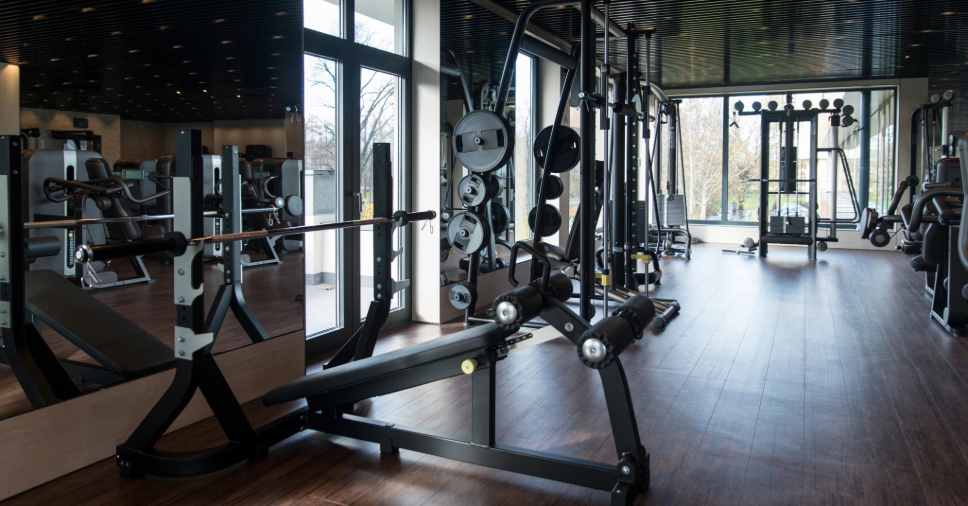 Ambiente de treino com equipamentos completos que representa o apoio administrativo na academia.