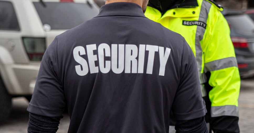 Agente de uniforme "SECURITY" atua no planejamento da segurança em eventos.